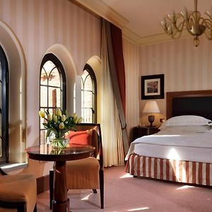 Zimmer mit Kingsize-Bett
